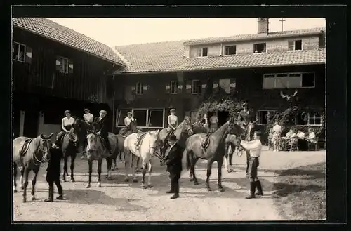 Foto-AK Seeg, Reitergruppe im Hedwigshof ca. 1960