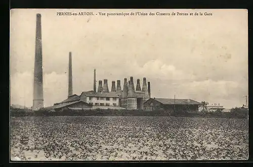 AK Pernes-en-Artois, Vue panoramique de l`Usine des Ciments de Pernes et de la Gare