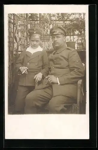 Foto-AK Uniformfoto eines Soldaten mit seinem Sohn