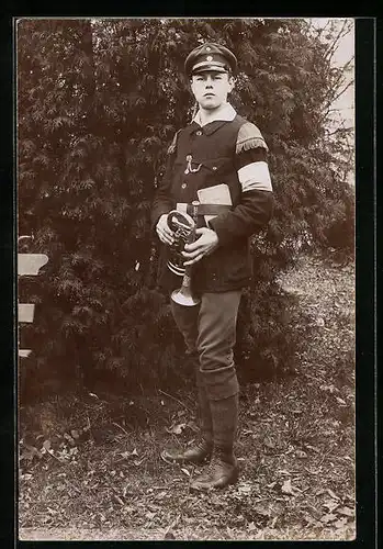 Foto-AK Jüngling in Uniform mit Trompete
