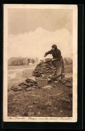 AK Dame bei Torfgewinnung