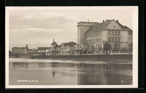 AK Lundenburg, Gebäude vom Fluss aus