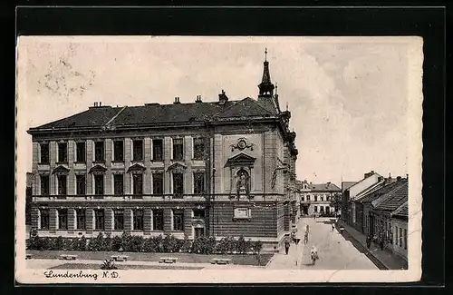 AK Lundenburg, Ulice, Strassenpartie mit Gebäude