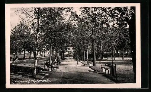 AK Lundenburg, Passanten im Park