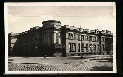 AK Breclav, Grosses Gebäude an leerer Strassenkreuzung