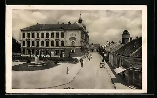 AK Breclav, Blick auf Strassenpartie mit grossem Gebäude