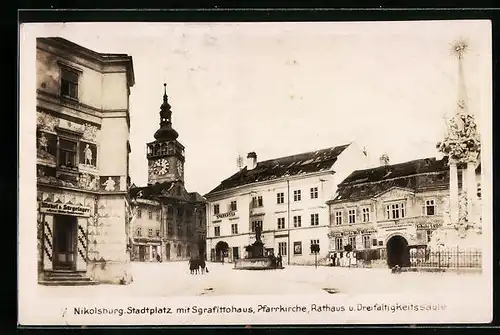 AK Nikolsburg, Stadtplatz mit Sgrafittohaus, Pfarrkirche, Rathaus