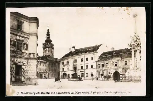 AK Nikolsburg, Stadtplatz mit Sgrafittohaus, Pfarrkirche, Rathaus