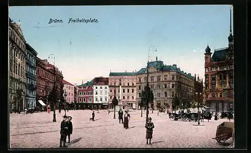 AK Brünn / Brno, Passanten auf dem Freiheitsplatz