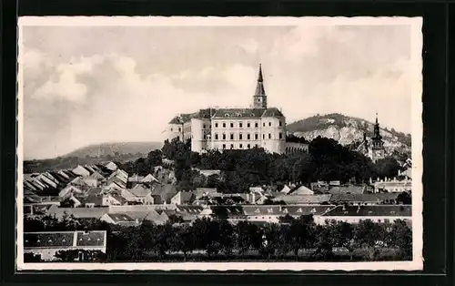 AK Nikolsburg N. D., Ortsansicht mit Blick zum Schloss