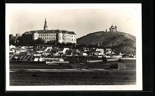 AK Nikolsburg N. D., Ortsansicht aus der Ferne