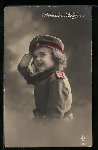 AK Kleine Soldatin salutiert