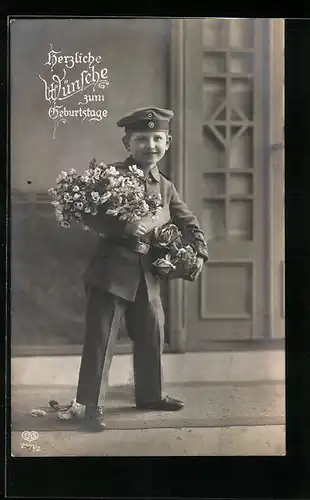 AK Knabe in Uniform mit Blumen