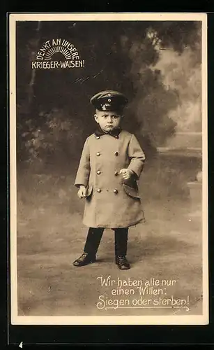 AK Kleiner Junge in Uniform mit strengem Blick, Kinder Kriegspropaganda