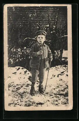 AK Kleiner Junge in Uniform mit Pfeife, Kinder Kriegspropaganda