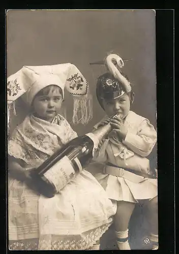 AK Zwei kleine Mädchen mit grosser Sektflasche, Kinder Kriegspropaganda