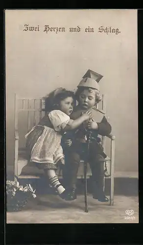 AK Zwei kleine Kinder sitzen auf Bank, Zwei Herzen und ein Schlag, Kinder Kriegspropaganda