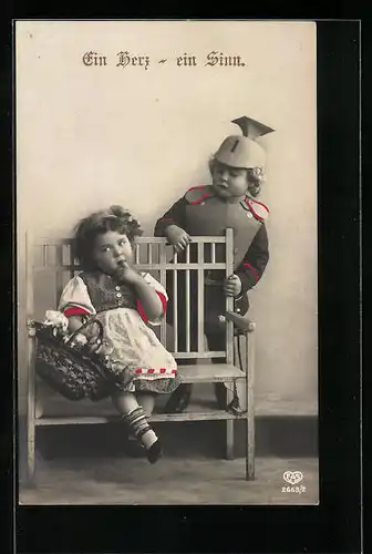 AK Zwei kleine Kinder an einer Bank, Ein Herz - ein Sinn, Kinder Kriegspropaganda