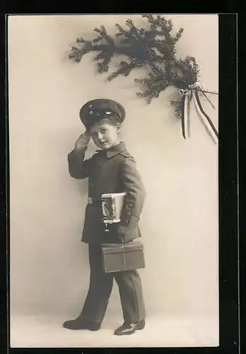 Foto-AK Junges Mädchen salutiert in Uniform, Kinder Kriegspropaganda