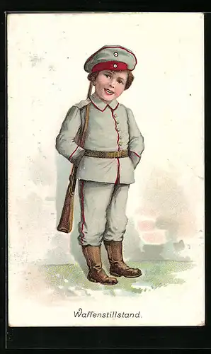 AK Kleiner Junge in Uniform mit Gewehr, Waffenstillstand, Kinder Kriegspropaganda