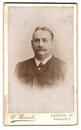Fotografie U. Baade, Demmin i. P., Anklamerstr. 5, Mann mit Moustache im Anzug mit Krawatte