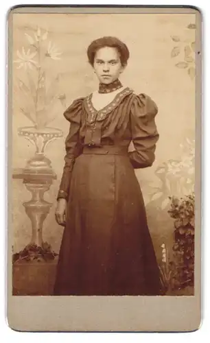 Fotografie unbekannter Fotograf und Ort, Junge hübsche Frau in schwarzem eleganten Kleid