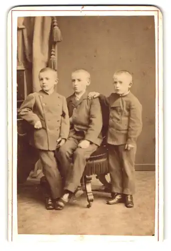 Fotografie Louis Wrede, Ludwigslust, Scshweriner Str. 26 u. 28, Drei Jungen in adretter Kleidung