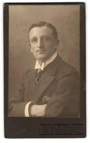 Fotografie O. Pöckl, München, Dachauerstr. 6a, Junger Mann im Anzug mit Krawatte und Schnäuzer