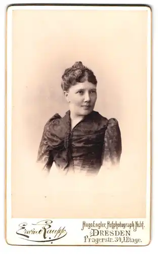 Fotografie Erwin Raupp, Dresden, Pragerstr. 34, Junge hübsche Frau in schwarzem eleganten Kleid