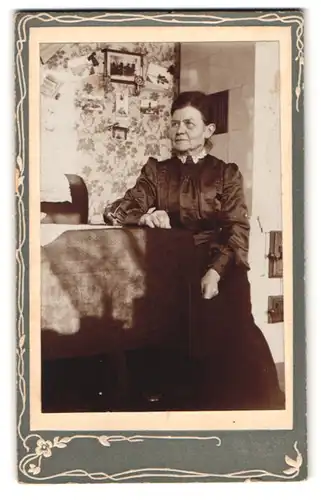 Fotografie unbekannter Fotograf und Ort, Alte Frau in elegantem Kleid sitz am Tisch