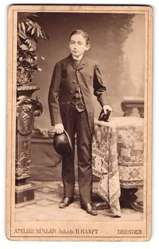 Fotografie Atelier Müller, Dresden, Marienstrasse 26, Junger Mann im Anzug mit Melonenhut in der Hand