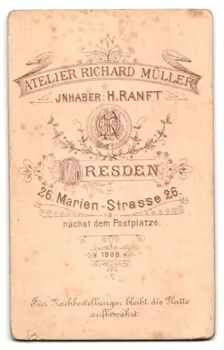 Fotografie Atelier Müller, Dresden, Marienstrasse 26, Junger Mann im Anzug mit Melonenhut in der Hand