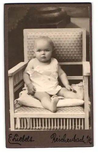Fotografie E. Liebelt, Reichenbach, Kleines Kind in weisser Kleidung sitzt auf einem Stuhl
