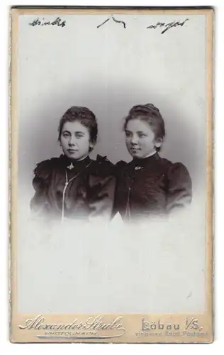 Fotografie Alexander Strube, Löbau i. S., Zwei junge hübsche Mädchen in schwarzen Kleidern