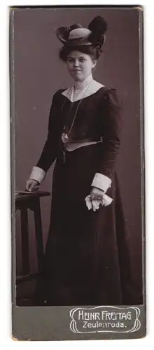 Fotografie Heinr. Freytag, Zeulenroda, Junge elegante Frau mit extravagantem Hut