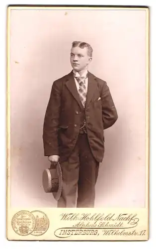 Fotografie Wilh. Hohlfeld, Insterburg, Wilhelmstr. 17, Junger eleganter Mann mit Sommerhut in der Hand