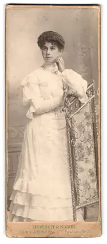 Fotografie Ludeneit & Nickel, Königsberg i. Pr., Passage 1, Junge hübsche Frau in elegantem weissen Kleid