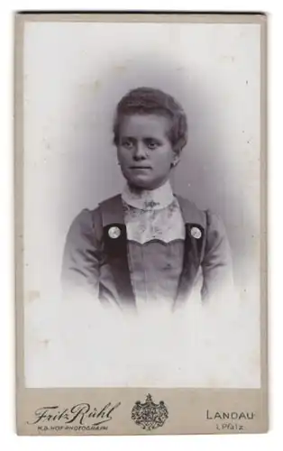 Fotografie Fritz Rühl, Landau /Pfalz, Waffenstrasse, Hübsches Fräulein mit gewelltem Haar