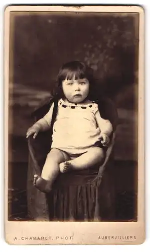 Fotografie A. Chamaret, Aubervilliers, 39 Rue de Paris, Kleines Kind auf kleinem Stuhl