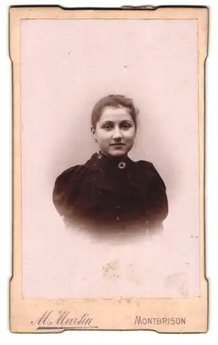 Fotografie M. Martin, Montbrison, Hübsche junge Frau mit einfacher Frisur