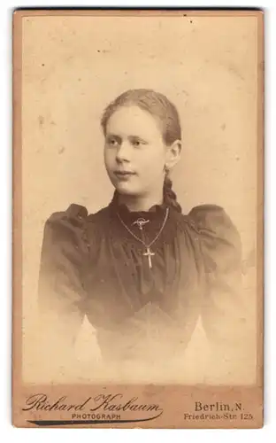 Fotografie Richard Kasbaum, Berlin, Friedrichstrasse 125, Mädchen mit geflochtenem Zopf und Kreuzkette