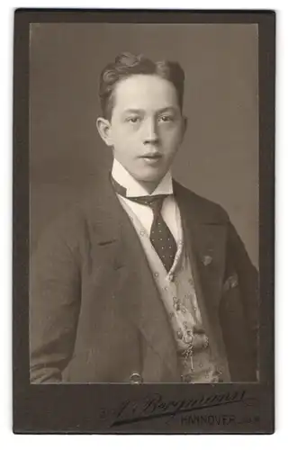 Fotografie A. Bergmann, Hannover, Junger Mann mit Mittelscheitel und Krawatte