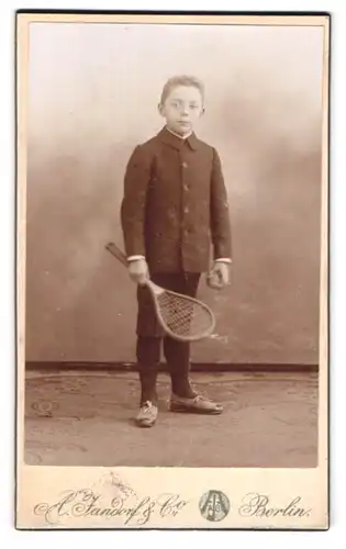 Fotografie A. Jandorf & Co, Berlin, Spittelmarkt 16 /17, Junge mit Tennisschläger in der Hand