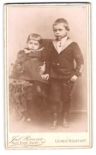 Fotografie Jul. Benne Nachfolg. Ernst Zapff, Leipzig-Neustadt, Eisenbahnhstrasse 47, Junge in Matrosenanzug mit Schwester