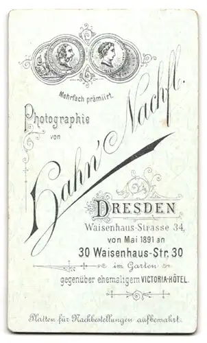 Fotografie Hahn`s Nachfolger, Dresden, Waisenhaus-Strasse 34, Junge Dame in gepunktetem Kleid am Zaun