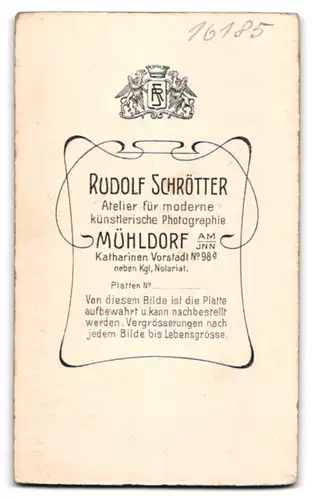 Fotografie R. Schrötter, Mühldorf a. Inn, Frauen in einfacher Kleidung und strenger Frisur