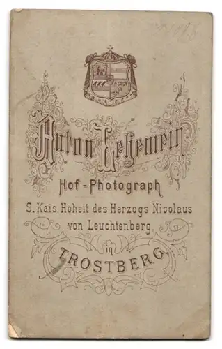 Fotografie Anton Lehemeir, Trostberg, Dame in feiner Kleidung mit gelangweitem Blick