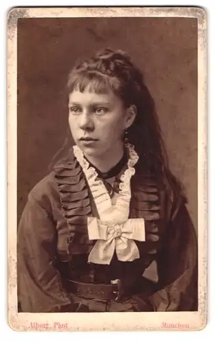 Fotografie J. Albert, München, Mädchen mit moderner Haartracht