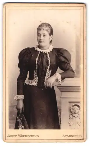 Fotografie Josef Woersching, Starnberg, Dame in spitzenbesetztem Kleid mit Puffärmeln