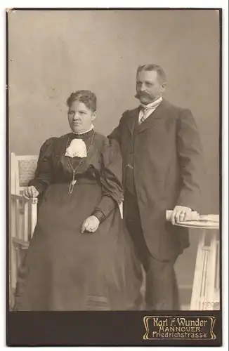 Fotografie Karl F. Wunder, Hannover, Friedrichstrasse, Beleibte Dame mit Ehemann